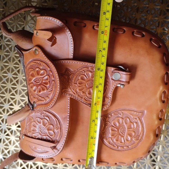Vintage Saddle Shaped Purse - Picture 12 of 13